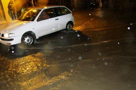 Συμβαίνει τώρα: Έναν χρόνο μετά πλημμύρισε ξανά η Αλεξάνδρεια (φώτο-βίντεο)