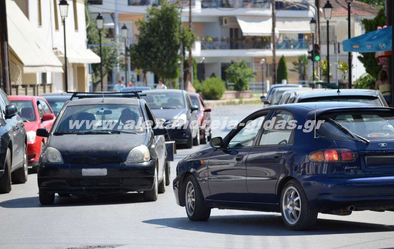 Επιτέλους κάντε κάτι με τον δρόμο μπροστά στο δημαρχείο Αλεξάνδρειας (εικόνες)