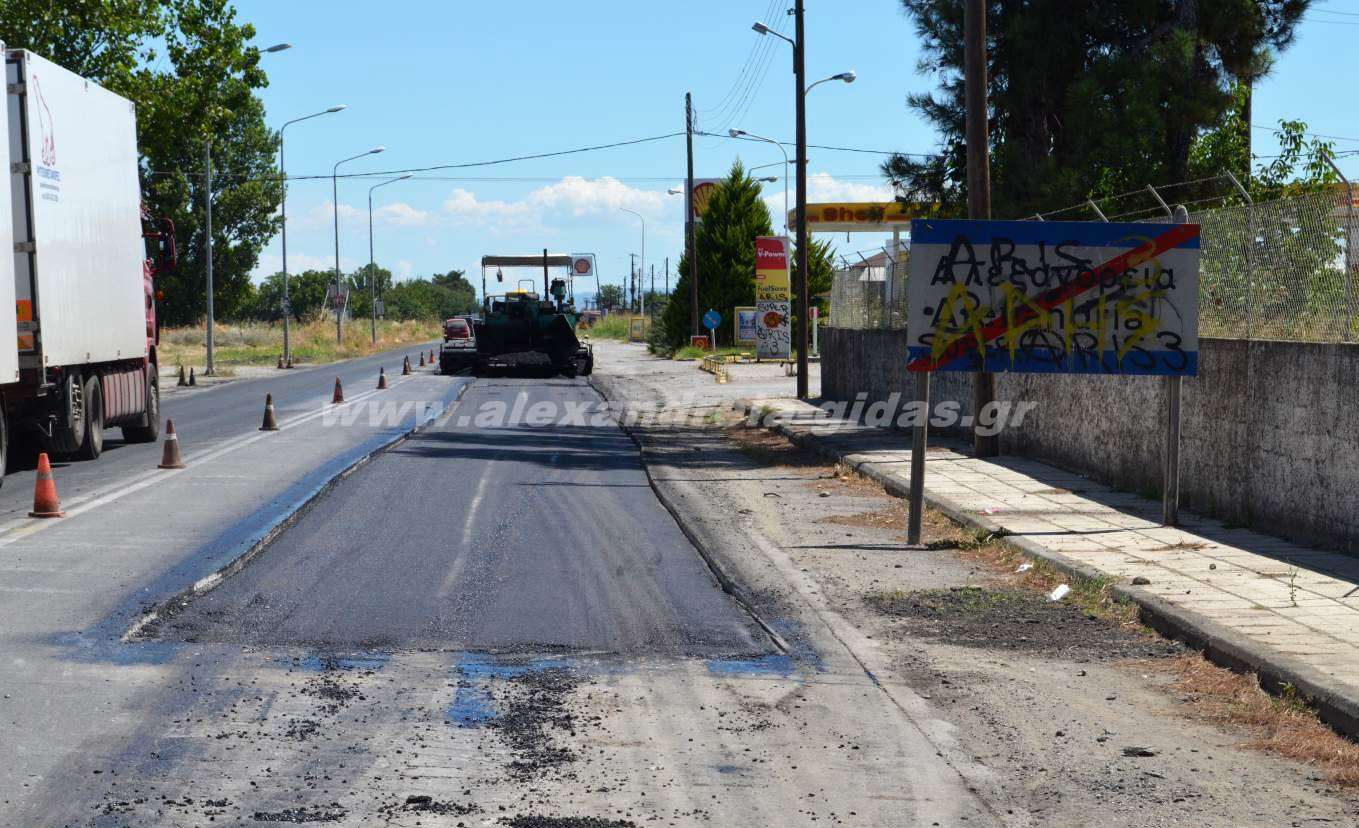 Κλείνει μία παλιά “πληγή”: Διορθώνουν τον δρόμο στην είσοδο της Αλεξάνδρειας (εικόνες-βίντεο)