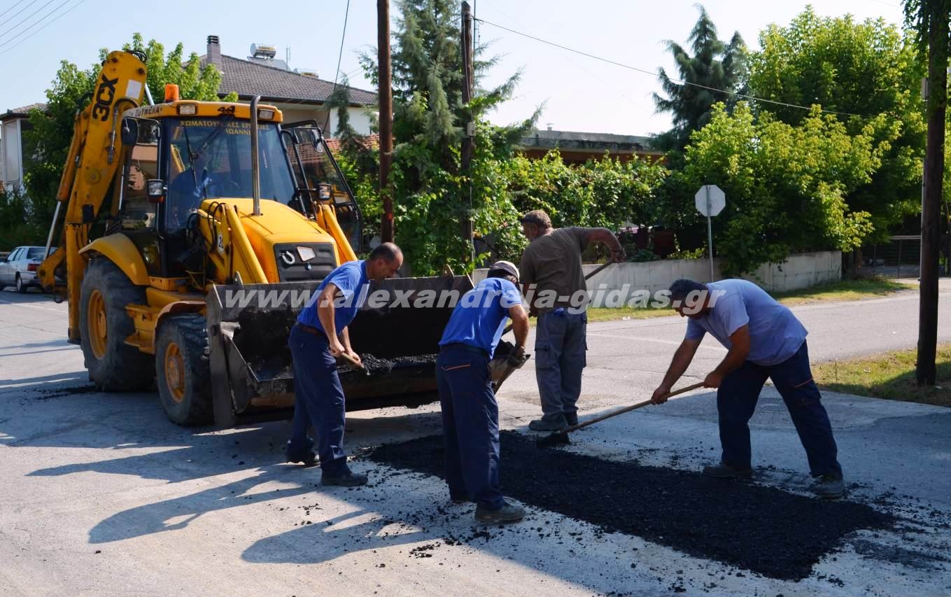 Κλείνουν τις τρύπες στους δρόμους της πόλης οι υπάλληλοι της ΔΕΥΑ Αλεξάνδρειας (εικόνες)