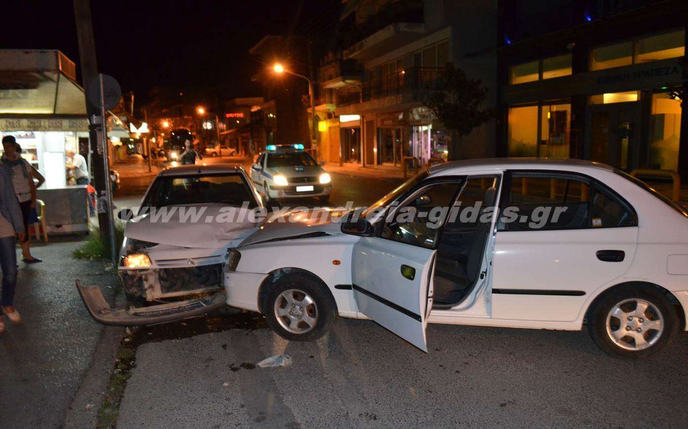 Σύγκρουση αυτοκινήτων το βράδυ μπροστά στην Εθνική Τράπεζα Αλεξάνδρειας (εικόνες-βίντεο)