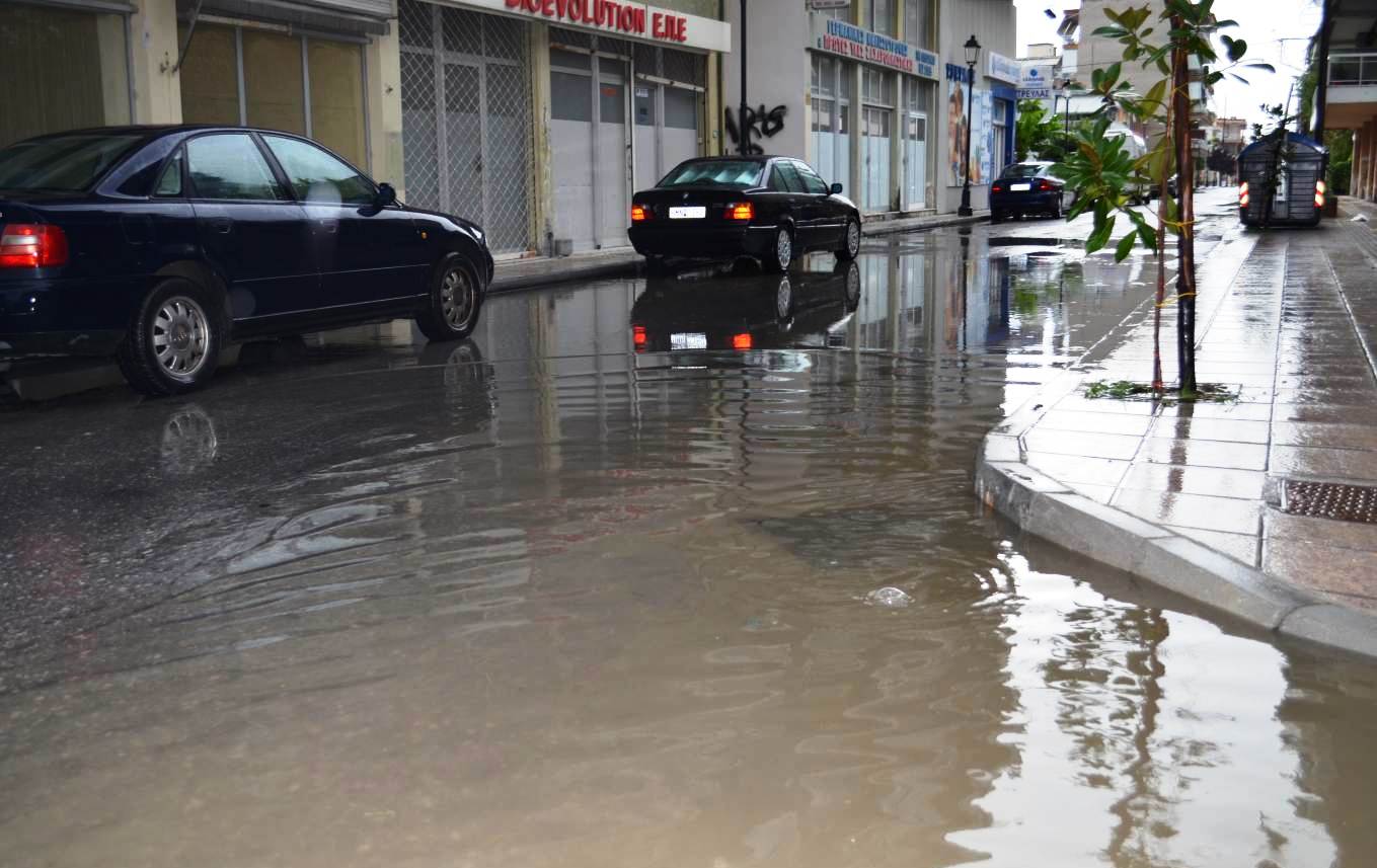 Παράπονα των κατοίκων της Αλεξάνδρειας για τους πλημμυρισμένους δρόμους (εικόνες)