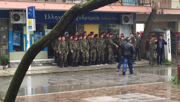 Υπό βροχή η κατάθεση στεφάνων στην Αλεξανδρεια – μειωμένος ο κόσμος (εικόνες)