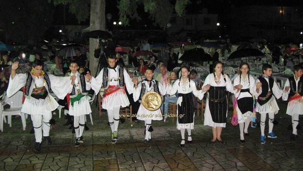 Χόρεψε αγνοώντας τη βροχή ο Πολιτιστικός Σύλλογος Νέων Π. Προδρόμου! (εικόνες)