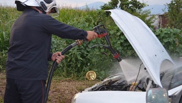 Φωτιά σε αυτοκίνητο στα όρια Αλεξάνδρειας – Γιαννιτσών – καίρια παρέμβαση πυροσβεστών (φώτο)