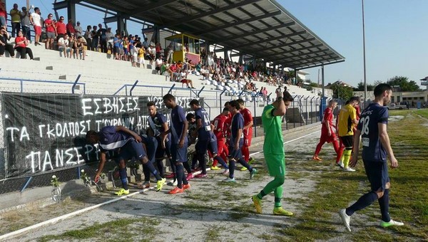 Οι παίχτες της Βέροιας και του Πανσερραϊκού αποχαιρέτησαν στο γήπεδο τον Στέλιο Μαρκούση (βίντεο)