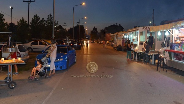 ΤΩΡΑ: Αρχίζει και γεμίζει σιγά σιγά το αμφιθέατρο! (εικόνες)