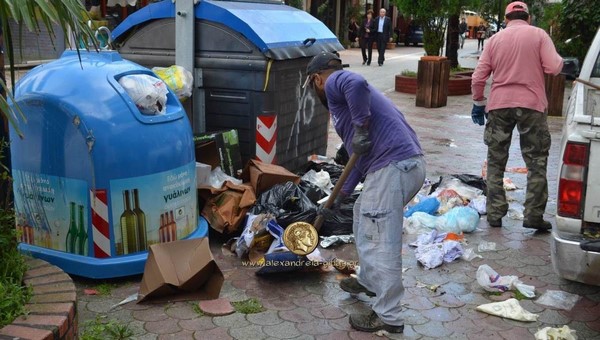 Τραγική κατάσταση με τα σκουπίδια στον πεζόδρομο – καθάρισε το πρωί ο δήμος (φώτο)