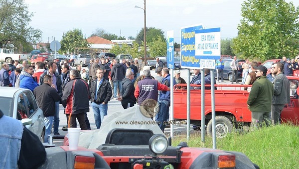 Στην Κουλούρα το πρωί οι αγρότες (φωτορεπορτάζ-βίντεο με δηλώσεις δημάρχων και αγροτών)