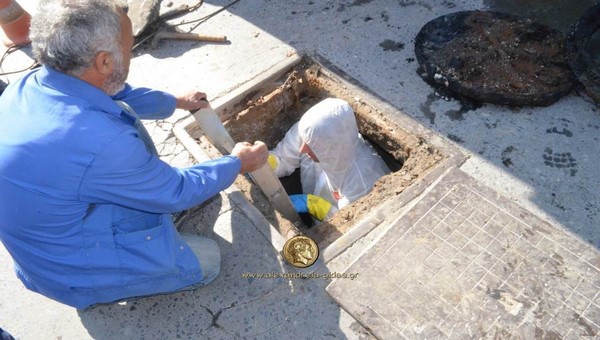 Συνεργεία της ΔΕΥΑ Αλ. στο κέντρο της Αλεξάνδρειας διορθώνουν βλάβες από το πρωί (φώτο)