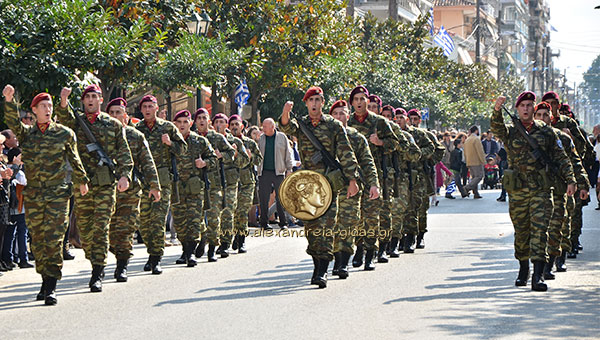 Ανατριχίλα στην παρέλαση του στρατού στην Αλεξάνδρεια – τραγούδησαν την Μακεδονία! (βίντεο)