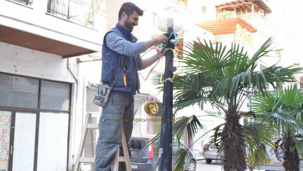 Συνεχίζεται ο στολισμός της Αλεξάνδρειας για τις γιορτές (φώτο)