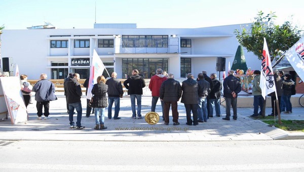 Απεργιακή συγκέντρωση του ΠΑΜΕ το πρωί στο Πνευματικό Κέντρο Αλεξάνδρειας (φώτο)