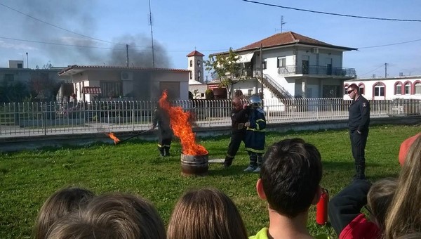 Μοναδική εμπειρία για τους μαθητές στο Κλειδί η άσκηση των πυροσβεστών Αλεξάνδρειας (φώτο)