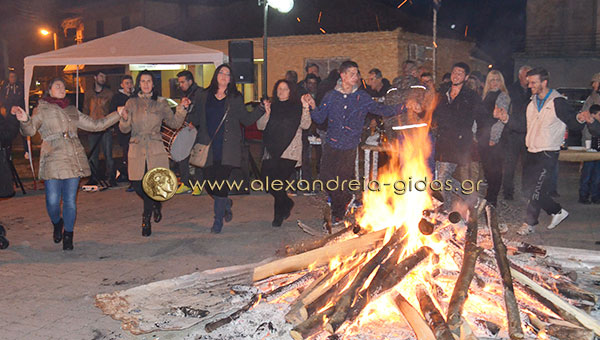 Γέμισε κόσμο η πλατεία Λιανοβεργίου: Φωτιά, χοροί και καλές παρέες (φωτορεπορτάζ)