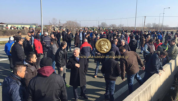 ΤΩΡΑ: Έκλεισαν την Εγνατία οι αγρότες της Αλεξάνδρειας (πρώτες εικόνες)