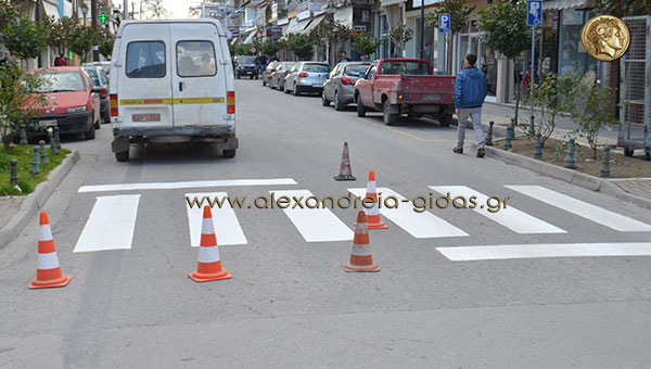 Ξεκίνησε το πρωί το βάψιμο των διαβάσεων πεζών στην Αλεξάνδρεια (φώτο)