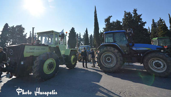 Πλήθος κόσμου παρά τη βροχή στην παρέλαση για την Απελευθέρωση του Κολινδρού (φώτο)