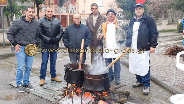 Η βροχή δεν εμπόδισε τη γουρουνοχαρά στον Λουτρό που είχε πλήθος κόσμου! (φώτο)