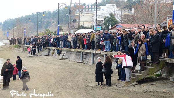 Πλήθος κόσμου στην παραλία στον Μακρύγιαλο για τα Θεοφάνεια (εικόνες)