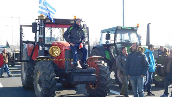 Έκλεισαν τον δρόμο οι αγρότες στο Νησέλι και στα Μάλγαρα – πότε ανοίγει;