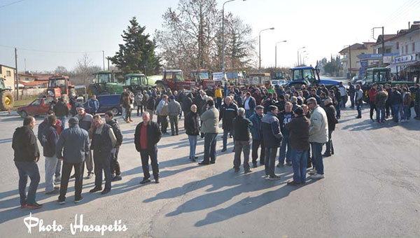 Έκλεισαν τον δρόμο οι αγρότες και στο Αιγίνιο (φωτορεπορτάζ)