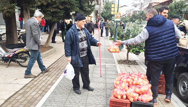 Μοίρασαν μήλα μπροστά στην Τράπεζα Πειραιώς οι αγρότες της Αλεξάνδρειας (φώτο)