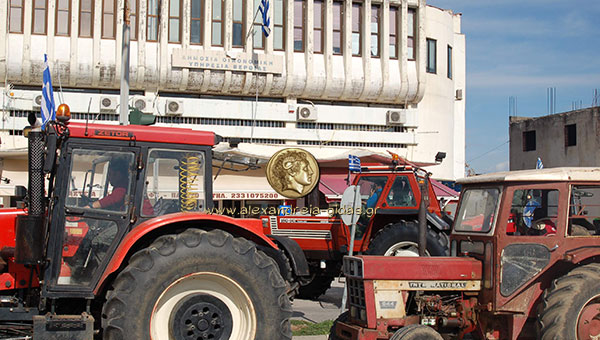 ΤΩΡΑ: Έκλεισαν την εφορία οι αγρότες της Αλεξάνδρειας (φώτο)