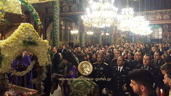 ΤΩΡΑ στην Παναγία Αλεξάνδρειας: Πλήθος κόσμου στον Επιτάφιο