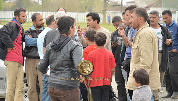 Αρνούνται να μπουν στο στρατόπεδο 722 οι πρόσφυγες που έφτασαν (φωτορεπορτάζ – βίντεο)