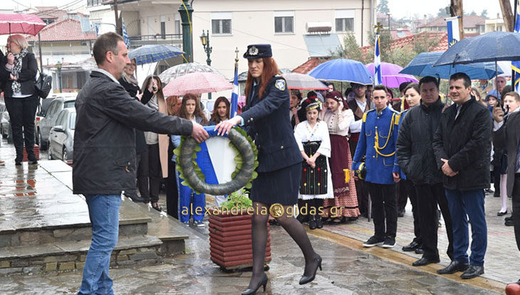 Χωρίς παρέλαση λόγω βροχής η 25η Μαρτίου στο Αιγίνιο (φωτογραφίες)