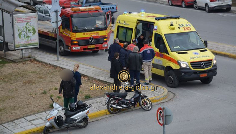 Τροχαίο με μηχανάκι και φορτηγάκι στη ΔΕΗ στην Ημαθία – στο νοσοκομείο δύο άτομα (φώτο)