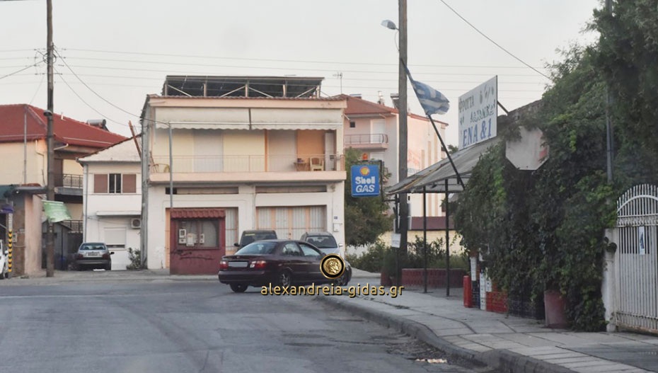 Αναγνώστρια: Επικίνδυνη η έξοδος των αυτοκινήτων από τον δρόμο Γιαννιτσών στην Αλεξάνδρεια
